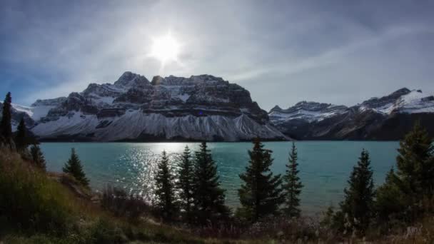 Molnig dag på Bow Lake — Stockvideo