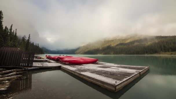 Pochmurny ranek w Lake Louise przez dok — Wideo stockowe