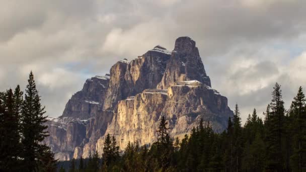 Castillo Montaña con cielo nublado — Vídeos de Stock