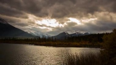 Vermillion Gölü ışık ışınları ile bulutlu gün