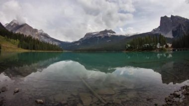 Bir bulutlu sabah Emerald gölü etrafında bizimkiler yaşar