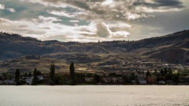 Osoyoos gölde bulutlu öğleden sonra