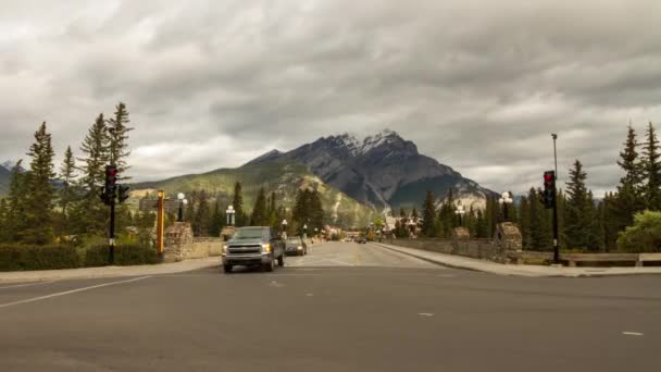 Gatutrafik i Banff, Alberta, Kanada — Stockvideo