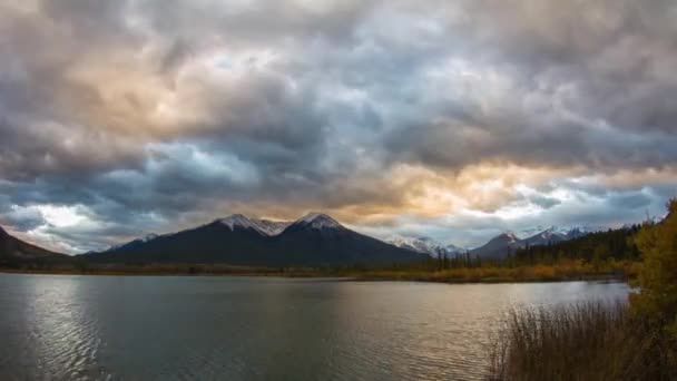 Cloudy Vermillion Lakes vid solnedgången tid — Stockvideo