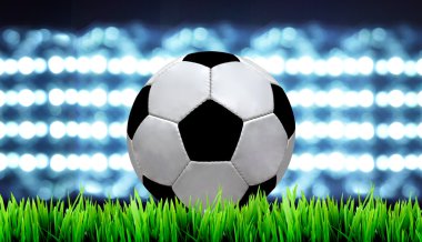 futbol sahası ve parlak ışıklar