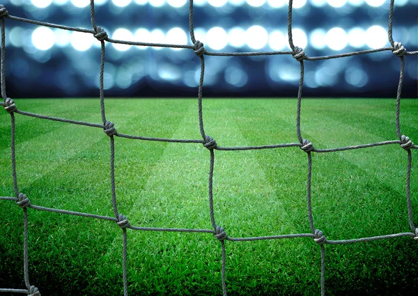 futbol sahası ve parlak ışıklar