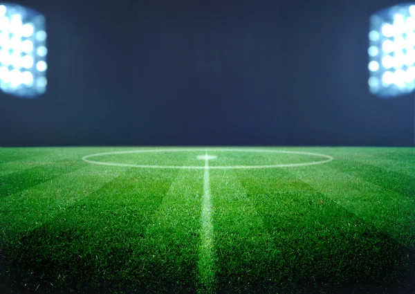 Campo de futebol e as luzes brilhantes — Fotografia de Stock