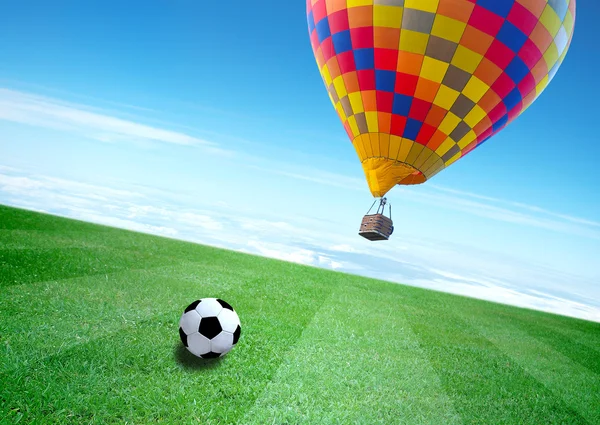 Campo di calcio e palloncino con bel cielo blu — Foto Stock