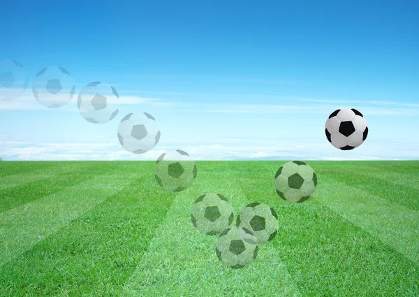 Movimento di pallone da calcio e bel cielo blu — Foto Stock