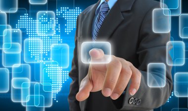 işadamı el düğmeye bir dokunmatik ekran arayüzü
