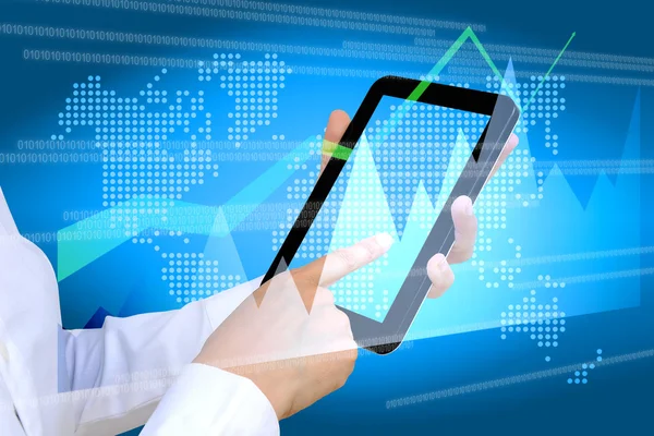 Hand drückt ein Business-Diagramm auf einem Touchscreen-Interface — Stockfoto