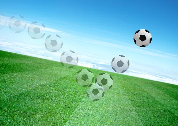 Movimento di pallone da calcio e bel cielo blu — Foto Stock