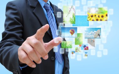 işadamı el akış görüntüler sanal düğmeleri tutarak