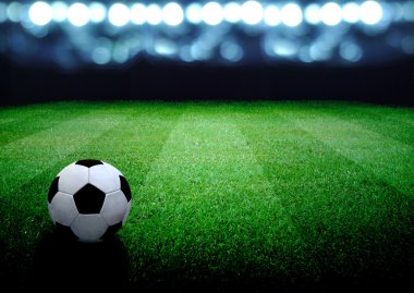 futbol sahası ve parlak ışıklar