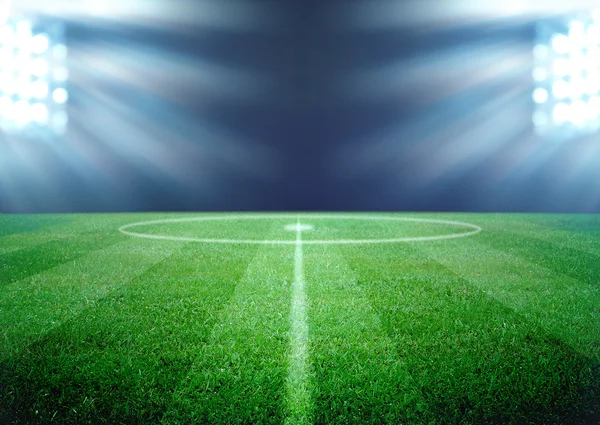 Futbol sahası ve parlak ışıklar — Stok fotoğraf