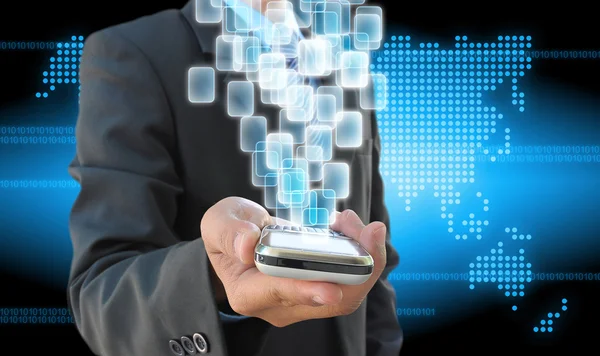 Бизнесмен держит в руках мобильный телефон и виртуальные кнопки — стоковое фото