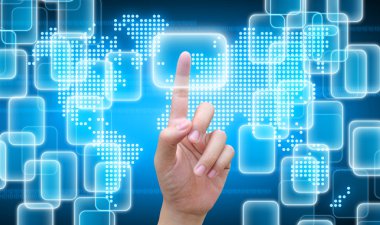 işadamı el düğmeye bir dokunmatik ekran arayüzü