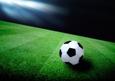 futbol sahası ve parlak ışıklar