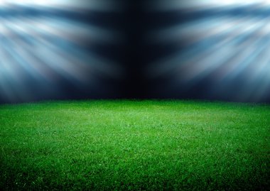 futbol sahası ve parlak ışıklar