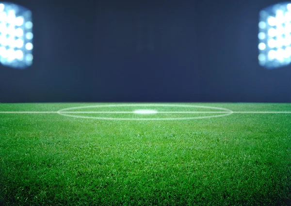 Campo de futebol e as luzes brilhantes — Fotografia de Stock