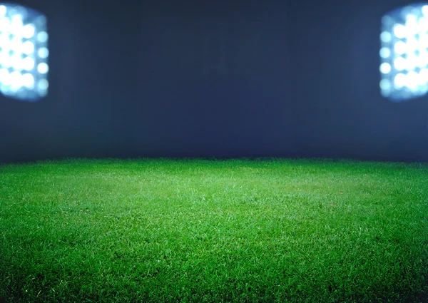 futbol sahası ve parlak ışıklar