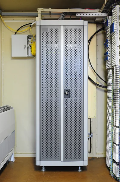 A sala de servidores de rede de comunicação e internet — Fotografia de Stock