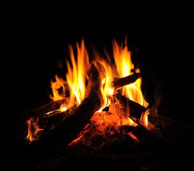 gece kamp ateşinin alevleri