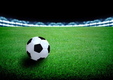 futbol sahası ve parlak ışıklar
