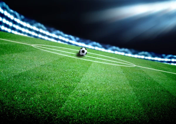 Futbol sahası ve parlak ışıklar — Stok fotoğraf