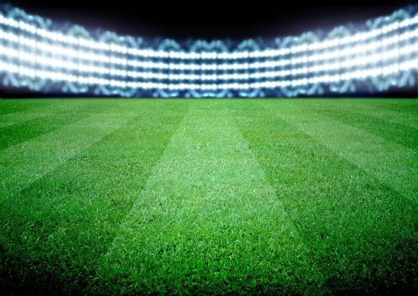 Campo de futebol e as luzes brilhantes — Fotografia de Stock