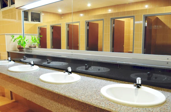 Handbasin and mirror in toilet — Stock Photo, Image