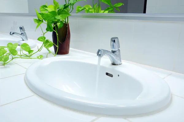 Handbasin and mirror in toilet — Stock Photo, Image