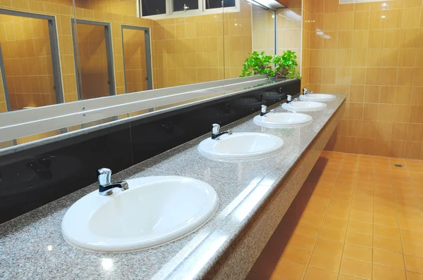 Handbasin and mirror in toilet — Stock Photo, Image