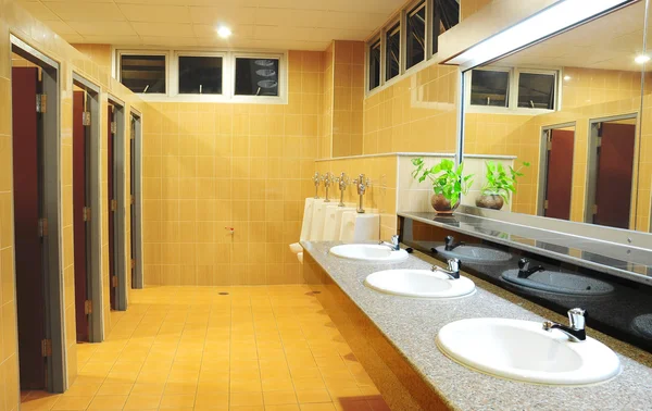 Wastafel en spiegel in toilet — Stockfoto