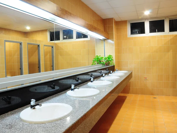 Wastafel en spiegel in toilet Stockfoto