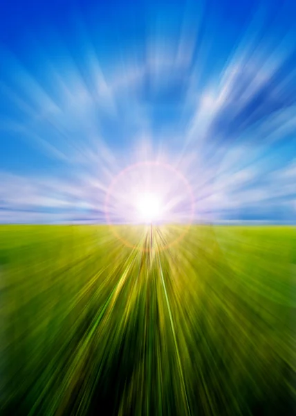 Abstracte beweging wazig weide en hemel met zon — Stockfoto