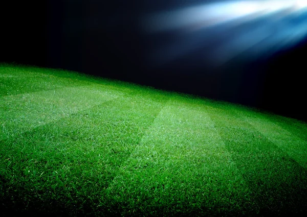 Terrain de football et les lumières vives — Photo