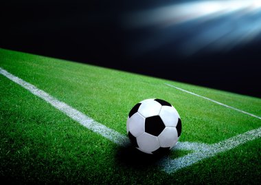 futbol sahası ve parlak ışıklar