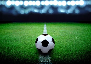 futbol sahası ve parlak ışıklar