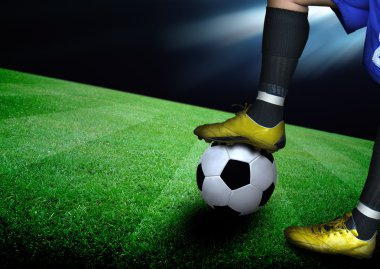 adam futbol sahası ve parlak ışıklar