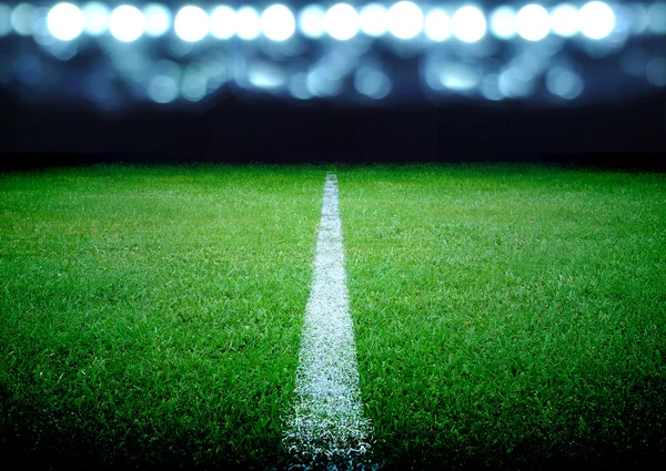 Campo de futebol e as luzes brilhantes — Fotografia de Stock