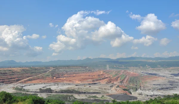 Открытая добыча угля и рабочей техники — стоковое фото
