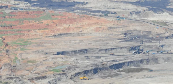 Open pit mining of coal and working machinery — Stock Photo, Image