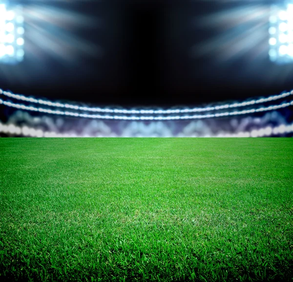 Fotbollsplan och de ljusa lamporna — Stockfoto