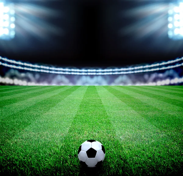 Voetbalveld en de felle lichten — Stockfoto