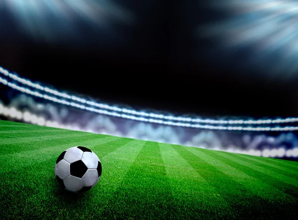 Boisko do piłki nożnej i jasne światła — Zdjęcie stockowe