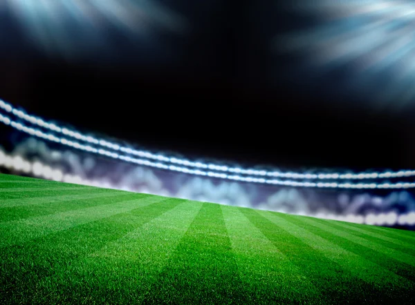 Fotbollsplan och de ljusa lamporna — Stockfoto