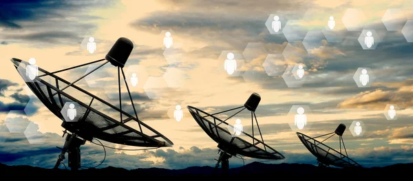Satellitenantennen am Himmel und in sozialen Netzwerken — Stockfoto