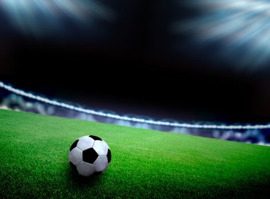 futbol sahası ve parlak ışıklar