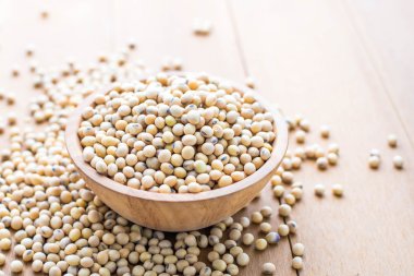 Ahşap kase soya fasulyesi